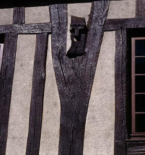 Détail du poteau médian en fourche de la maison sise 1, rue du Rû.