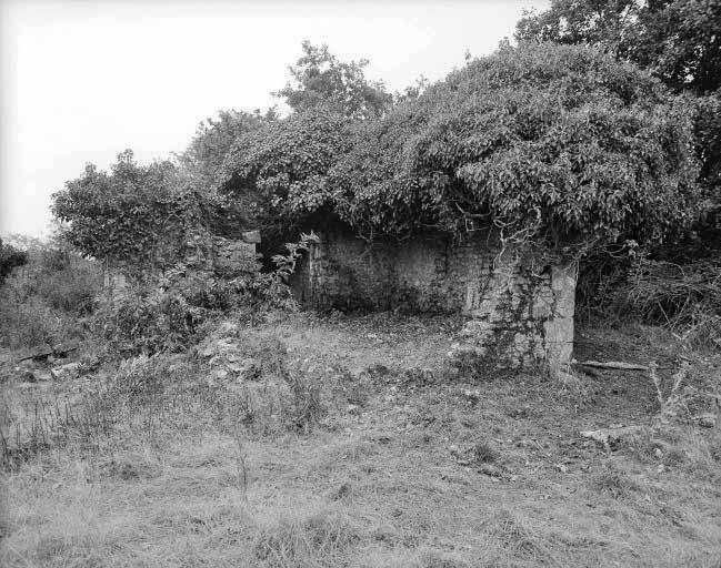 Vestiges de la loge du gardien.
