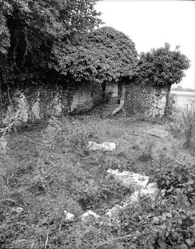 Emplacement de la petite piscine centrale et vestiges de la loge du gardien au fond.
