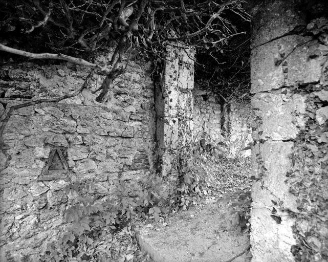 Entrée de la loge du gardien vue de l'intérieur de la fontaine et niche triangulaire.