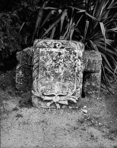 Armoiries peu lisibles disposées primitivement au-dessus de la porte d'entrée de la fontaine.