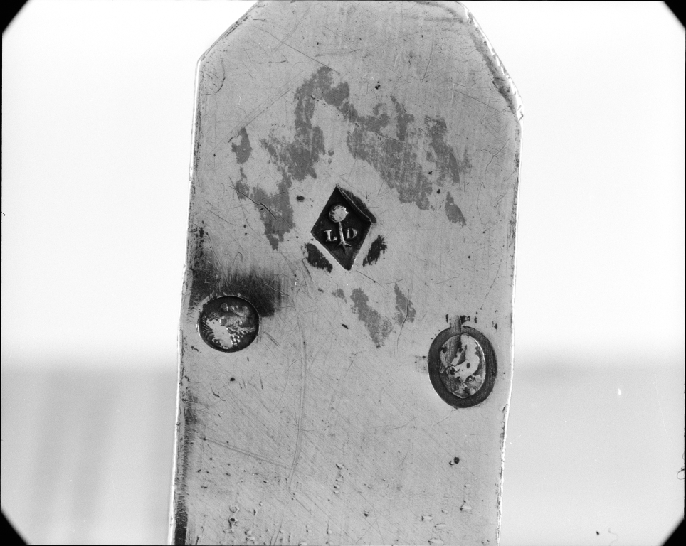 Détail : poinçons.
