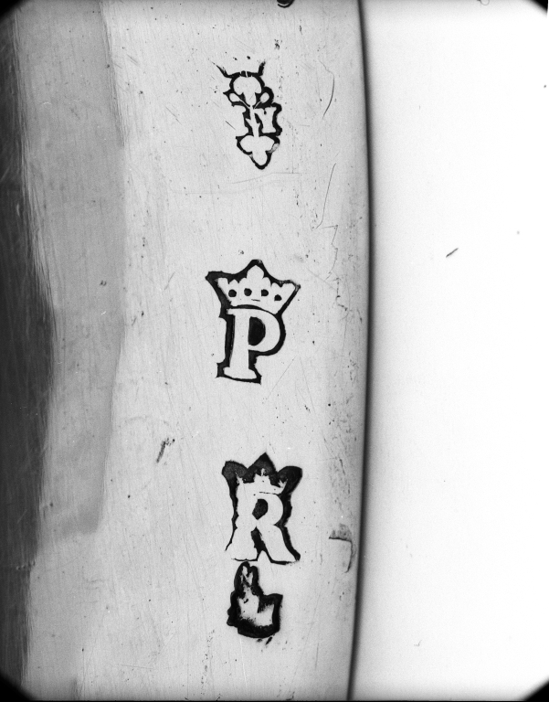Détail : poinçons.