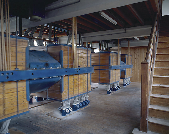 Minoterie, intérieur. Troisième étage : deux paires de plansichters horizontaux, marque SCHNEIDER-JACQUET ET CIE, fin des années 1940.