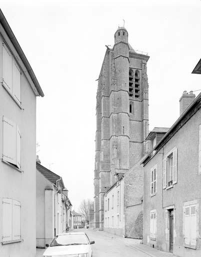 Vue rapprochée de la tour du clocher prise du sud-ouest.