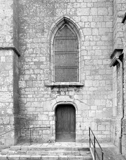 Vue de détail de la façade : porte du bas-côté nord.