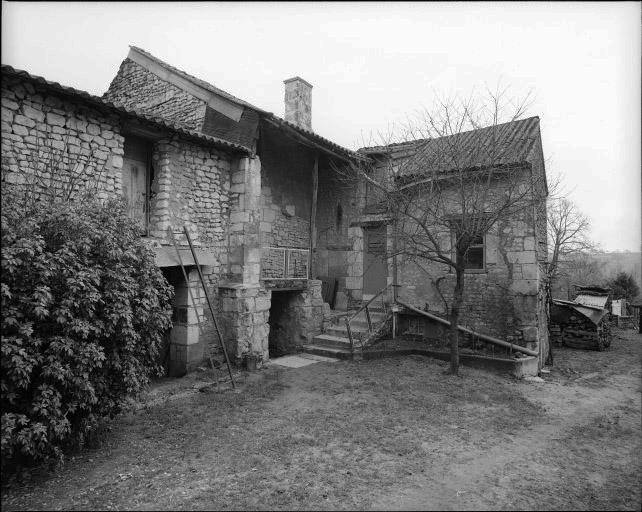 Vue d'ensemble sur cour.