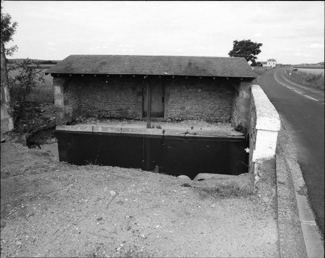 Petit lavoir à ciel ouvert sur la route départementale 21 à la sortie du bourg.