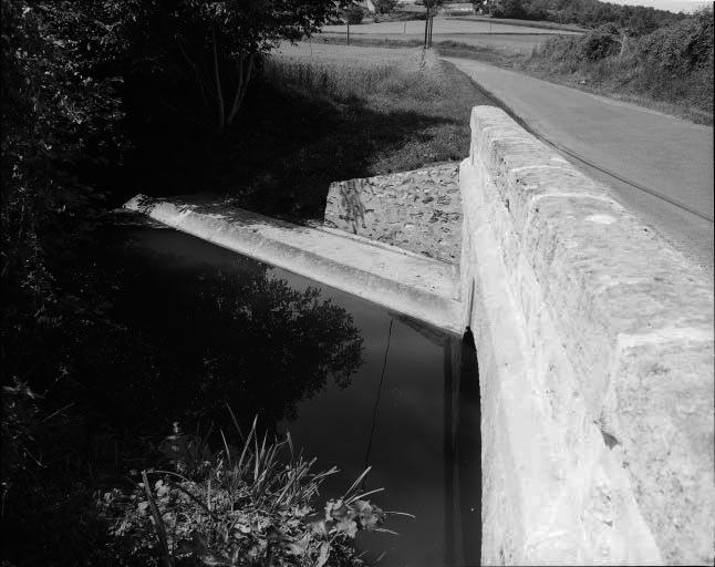 Petit lavoir à ciel ouvert au lieu-dit 'le Moulin'.