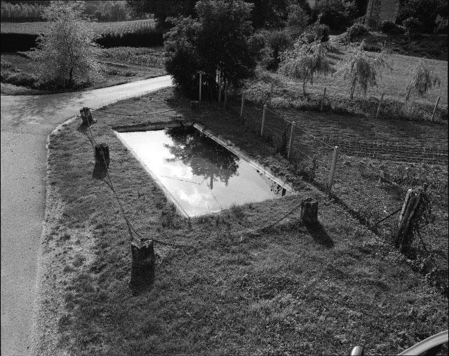 Petit lavoir à ciel ouvert au lieu-dit 'La Chauvinière'.