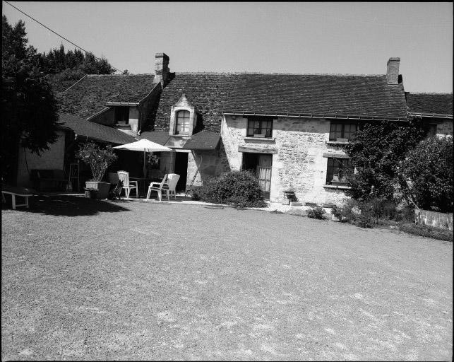 Vue générale des logis sur cour.