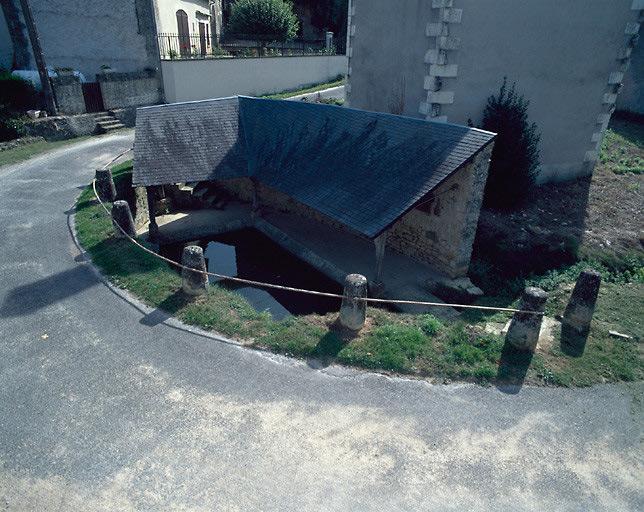 Vue d'ensemble du lavoir de Jautrou.