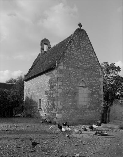 Vue d'ensemble de la chapelle et du logis accolé, sur cour.