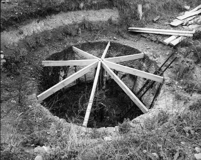 Fondations d'un édifice de plan circulaire : moulin ?
