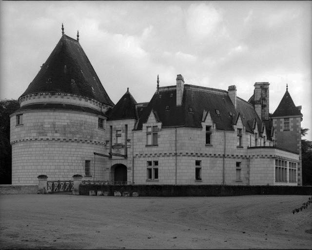 Tour, porte et façade ouest.