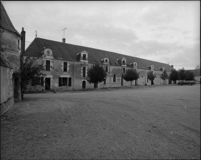 Ecuries avec logis dans la partie gauche.