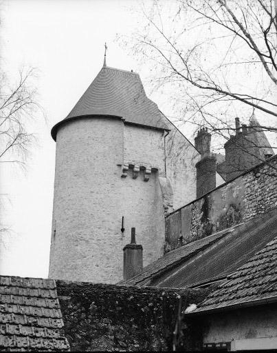 Tour engagée sur la courtine nord avec ses latrines.