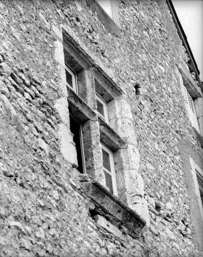 Une croisée de la façade donnant rue des Marmousets.