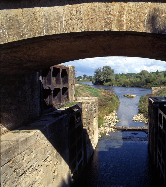 Ecluse de Givry, le débouché sur la Loire. Les grandes portes métalliques protègent les ouvrages lorsque la Loire est en crue.