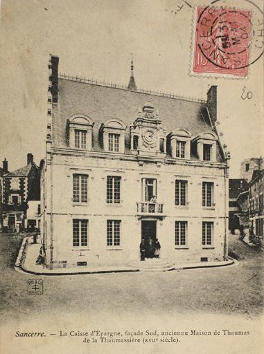 La Caisse d'Epargne, façade sud, ancienne maison de Thaumas de la Thaumassière.