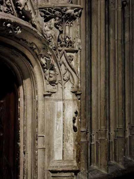 Deuxième travée sud, première section, encadrement de la porte, coté droit : réseau de fenestrage dans lequel est inséré le départ de l'arc en anse de panier de la porte.