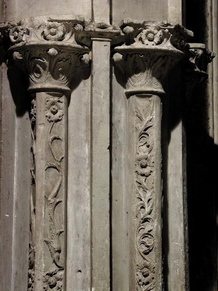 Contrefort de jonction entre la troisième et la quatrième travées sud : colonnettes à décor végétal surmontées de chapiteaux dont la corbeille est ornée de feuilles d'acanthe et d'un abaque présentant une fleur à quatre pétales.