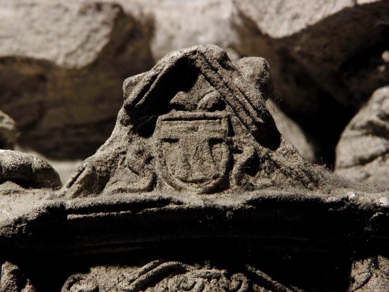 Quatrième travée sud, colonne-candélabre de la première section, retour droit : petit fronton triangulaire placé sur une console et orné d'un blason portant une Sainte Chemise de la Vierge.