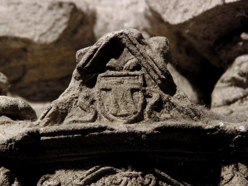 Quatrième travée sud, colonne-candélabre de la première section, retour droit : petit fronton triangulaire placé sur une console et orné d'un blason portant une Sainte Chemise de la Vierge.