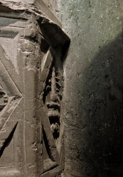 Quatrième travée sud, première section, détail du jambage gauche de chambranle, côté droit du socle : palmier inscrit dans un losange.