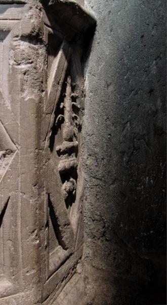 Quatrième travée sud, première section, détail du jambage gauche de chambranle, côté droit du socle : palmier inscrit dans un losange.