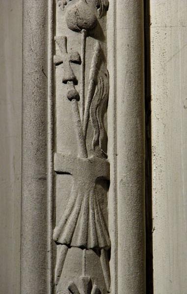 Septième travée sud, claire-voie de la première section, troisième meneau : Sainte Chemise de la Vierge posée sur une croix et une bannière entrecroisées.