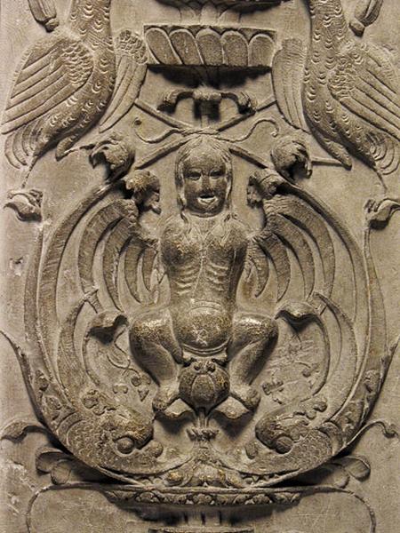 Douzième travée nord, troisième section, encadrement droit : détail d'un candélabre, sirène oiseau (un motif sculpté apparenté somme à la troisième travée sud le décor masquant la cage d'escalier de l'horloge astronomique).