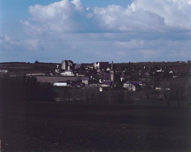 Vue d'ensemble du village de Crissay-sur-Manse ; vue prise au sud, depuis Crouzilles.
