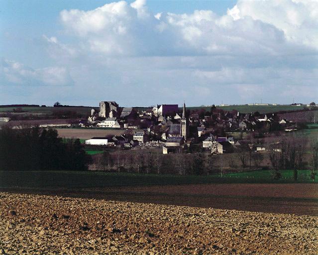 Vue d'ensemble du village de Crissay-sur-Manse ; vue prise au sud, depuis Crouzilles.