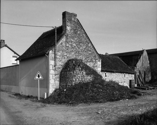 Maison avec four à pain accolé au pignon.