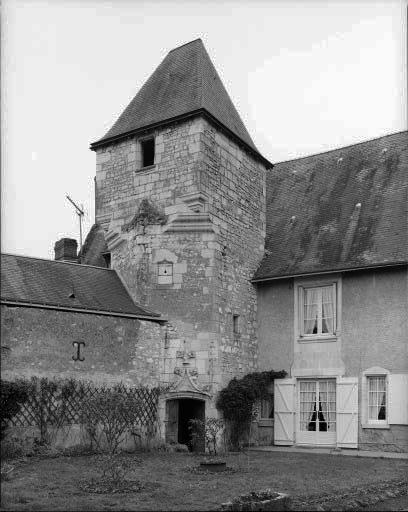 Tour polygonale avec porte surmontée d'un gâble en accolade, (limite 15e-16e siècle).