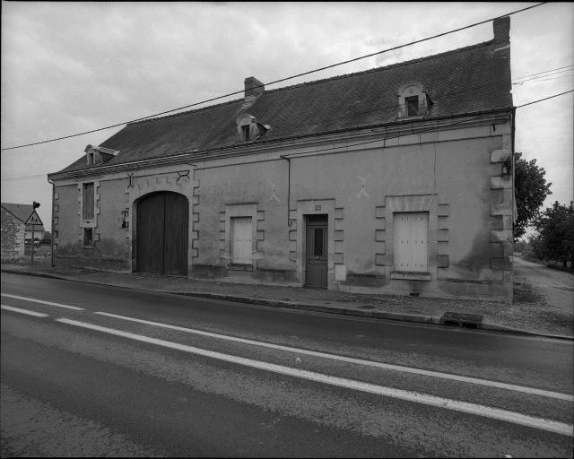 Ferme, 14 rue Rabelais. Façade antérieure sur rue. Le fronton de la lucarne centrale porte la date 1881.
