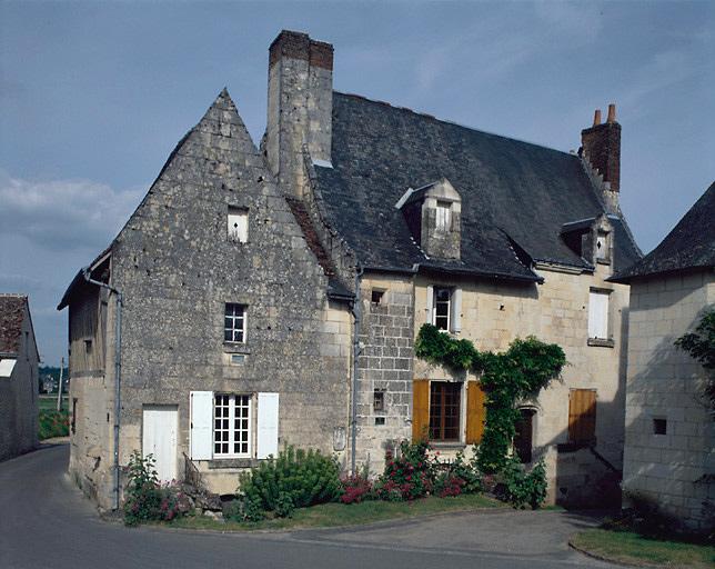 Façade à l'angle de la rue de Chinon et de la rue du Puits Auger.