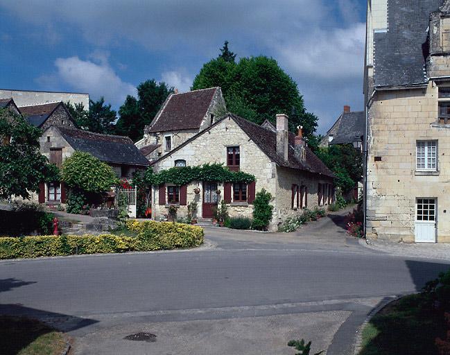Maisons du bourg, derrière la place, avec le puits.