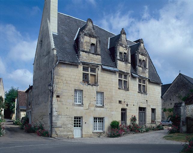 Vue d'ensemble de la façade sur rue et du pignon ouest.