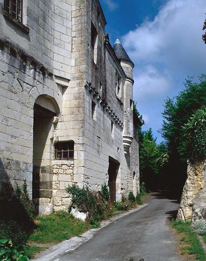 Vue de la façade longeant le chemin.