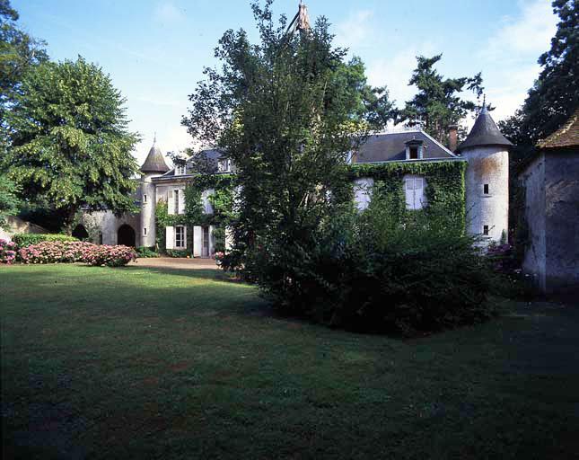 Façade antérieure du bâtiment et pavillon de jardin.