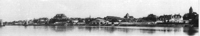 Photographie panoramique des bords de Loire à Cosne-Cours-sur-Loire, non daté. (archives départementales de la Nièvre).