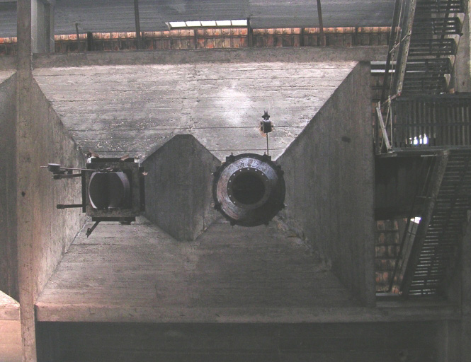 Détail d'une trémie dans la salle des chaudières.