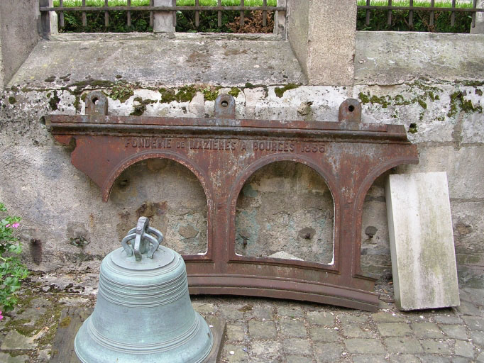 Elément de fonte provenant de la fonderie de Mazières déposé dans la cour du musée du Berry (Bourges). 1856.