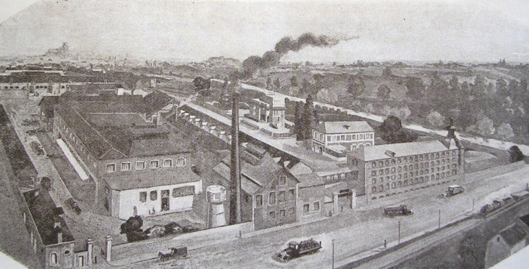 Vue panoramique de la brasserie en activité.