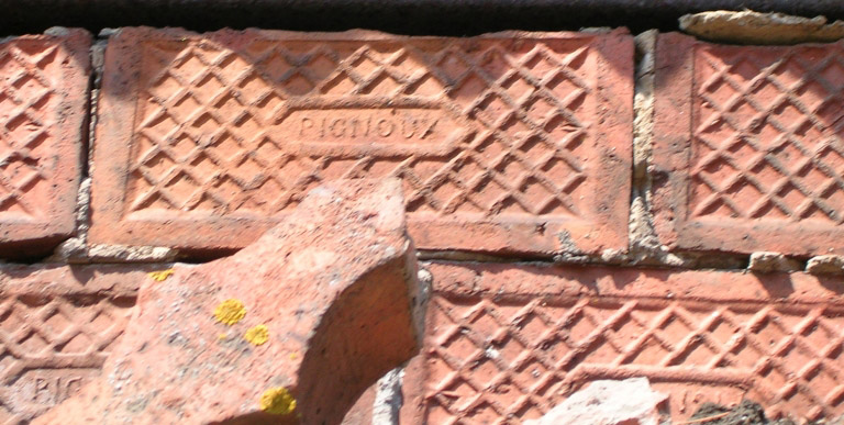 Brique provenant de la tuilerie de Pignoux.
