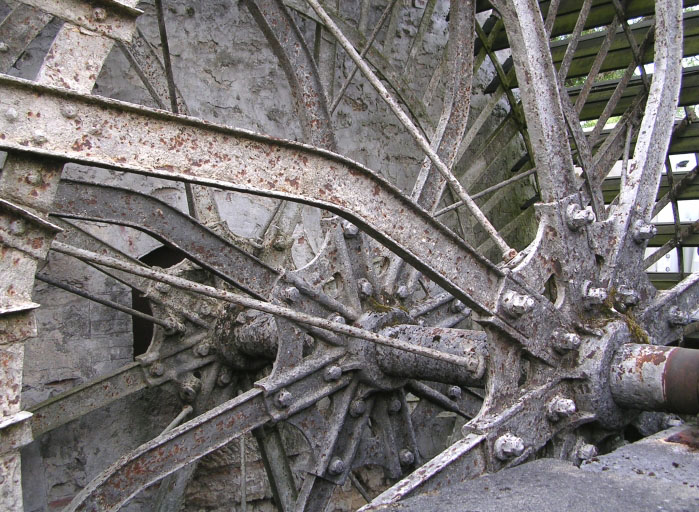 Détail de la roue hydraulique verticale.