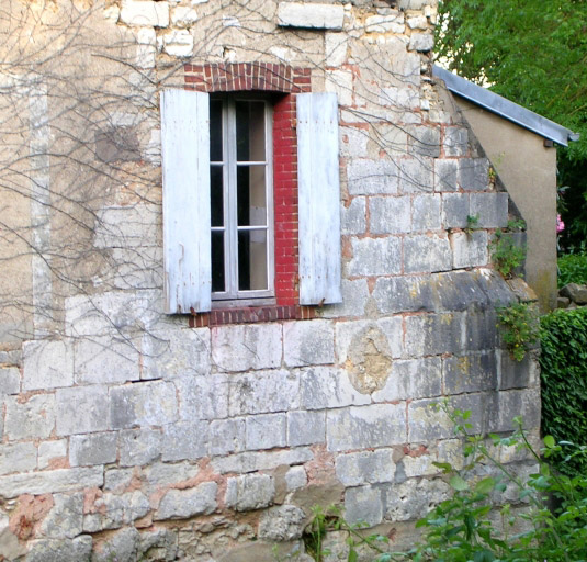 Détail de la façade ouest. Emplacement de l'ancienne roue hydraulique verticale.