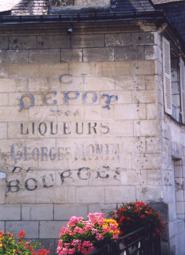 Publicité peinte à Loches (Indre-et-Loire) pour les liqueurs Georges Monin.